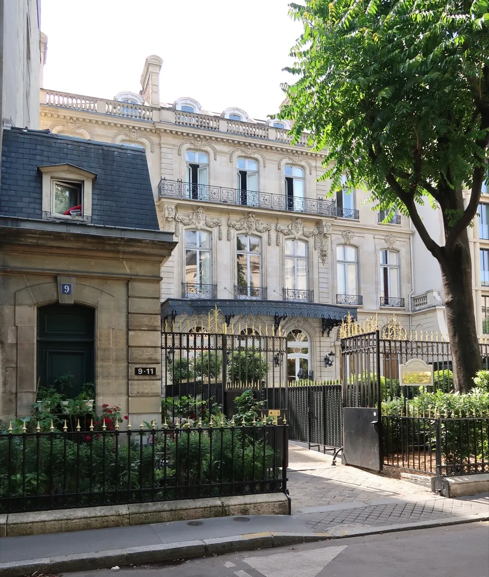 Exterior facade of Hôtel Le Marois on Avenue Franklin D. Roosevelt, Paris
