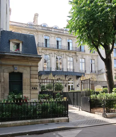 Exterior facade of Hôtel Le Marois on Avenue Franklin D. Roosevelt, Paris