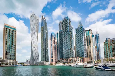 أفق دبي مارينا مع الأبراج والواجهة البحرية